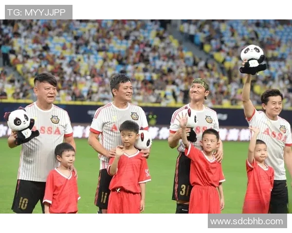 足球明星化身老头重返球场展现不老传奇与青春活力